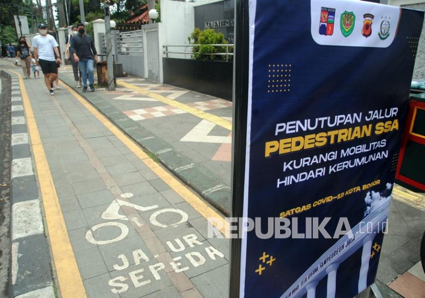 Warga berjalan melintasi jalur pedestrian Sistem Satu Arah (SSA) di Kota Bogor, Jawa Barat.