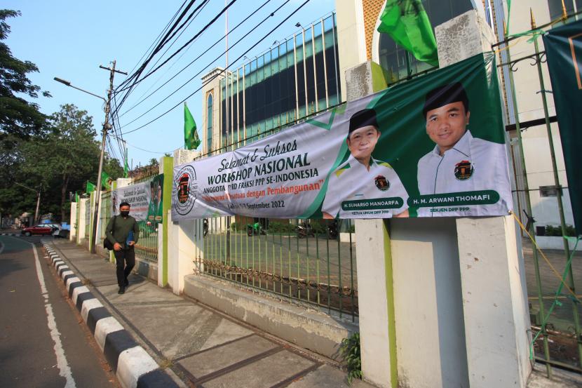 Warga berjalan melintasi kantor DPP Partai Persatuan Pembangunan (PPP) di Jalan Diponegoro, Jakarta Pusat, Senin (5/9/2022). 
