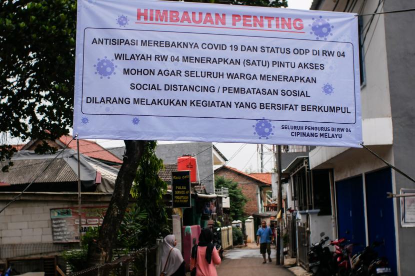 Masyarakat di sebuah RW di Jakarta menutup sebagian akses di wilayah mereka terkait pandemi Covid-19. (ilustrasi)