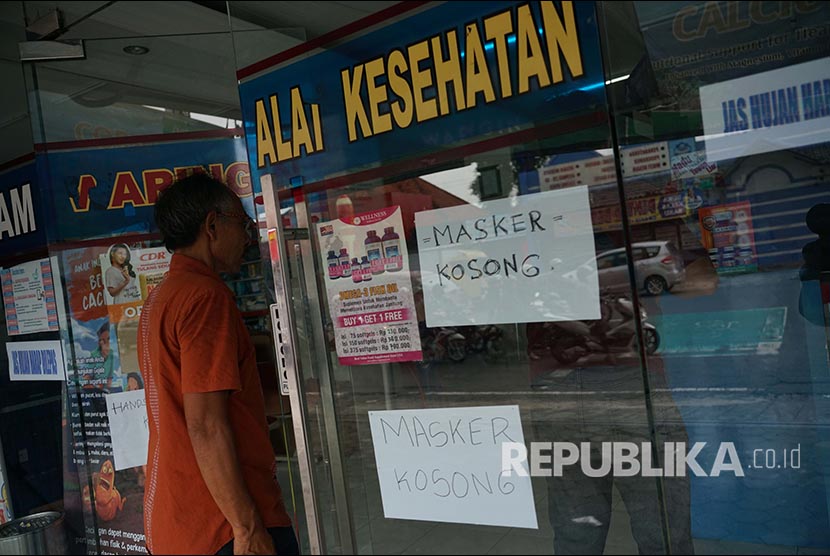 Warga berjalan memasuki sebuah toko obat dan alat kesehatan di Baciro, DI Yogyakarta, Selasa (3/3)