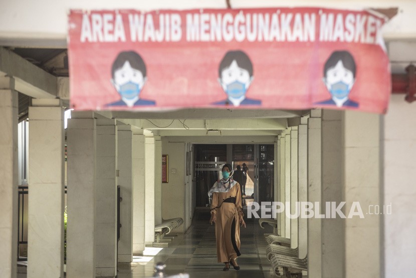 Warga berjalan menggunakan masker di RSPI Sulianti Saroso, Jakarta, Selasa (10/3/2020).(Antara/Aprillio Akbar)