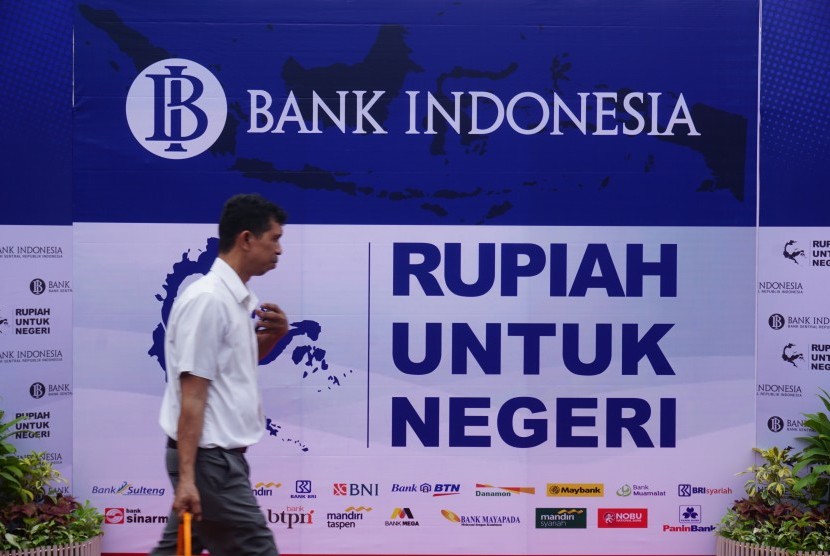 Warga berjalan menuju tempat penukaran uang saat kegiatan 'Rupiah untuk negeri', di Palu, Sulawesi Tengah, Senin (27/5/2019).
