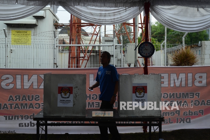 Warga berjalan untuk memasukan surat suara ke kotak suara saat pemungutan suara ulang (PSU) putaran kedua Pilkada DKI Jakarta di TPS 01 Gambir, Jakarta, Sabtu (22/4).