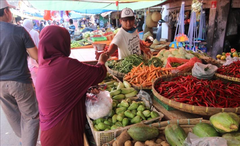 Warga berjual-beli di pasar tardisional jelang Ramadhan meski di tengah suasana pandemi.