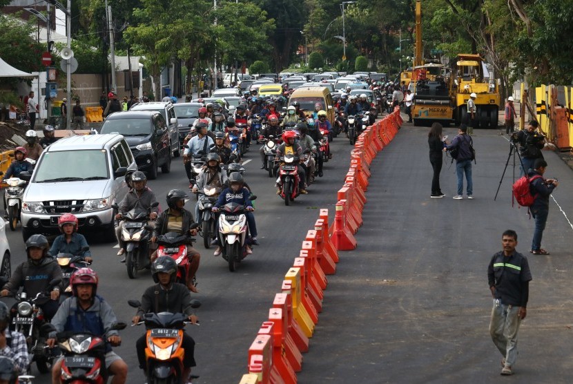 Warga berkendara di bekas lokasi jalan ambles di Jalan Raya Gubeng, Surabaya, Jawa Timur, Jumat (28/12/2018).