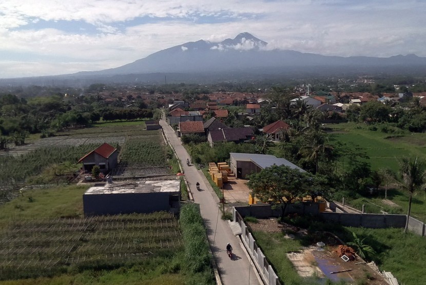 Warga berkendara di jalan yang dibangun mengunakan dana desa 2018, di Desa Laladon, Bogor, Jawa Barat, Jumat (28/12/2018). 