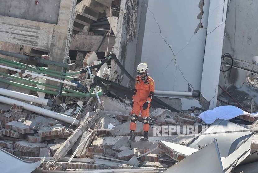 Warga berkomunikasi dengan sanak saudaranya yang menjadi korban gempa dan tsunami di Hotel Roa Roa, Palu, Sulawesi Tengah, Ahad (30/9).