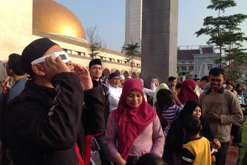 Warga berkumpul di Alun-Alun Bandung untuk menyaksikan gerhana matahari pagi ini, (9/3).
