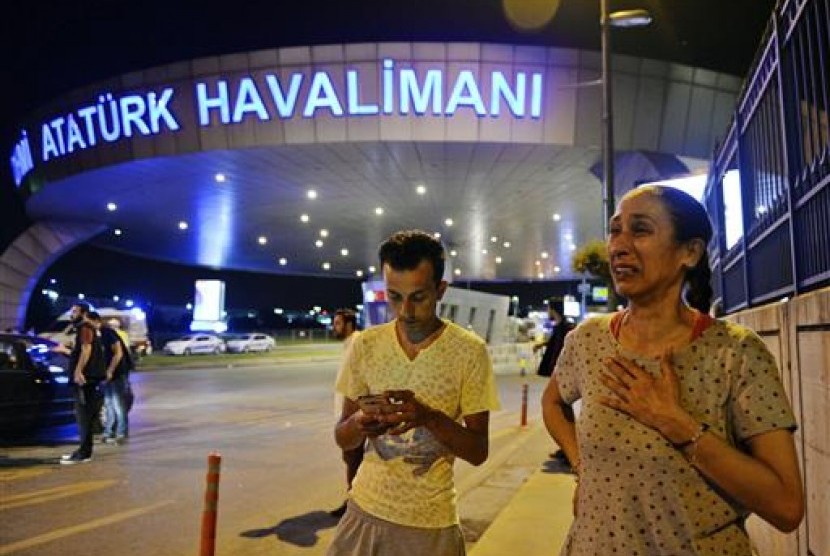 Warga berkumpul di pintu masuk Bandara Ataturk di Istanbul, Turki, Rabu, 29 Juni 2016. Ledakan bom menewaskan 31 orang dan melukai puluhan lain.