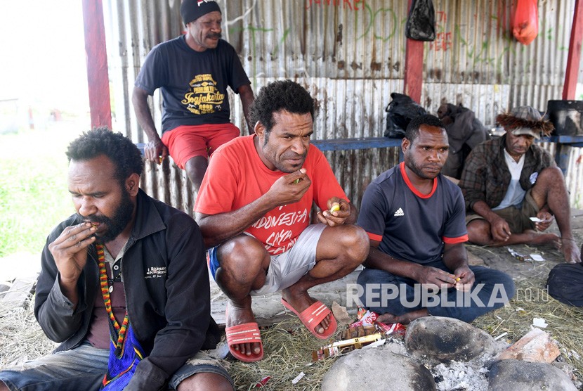 Pemkab Tolikara Hentikan Sementara Budaya Pegang Tangan. Foto ilustrasi.