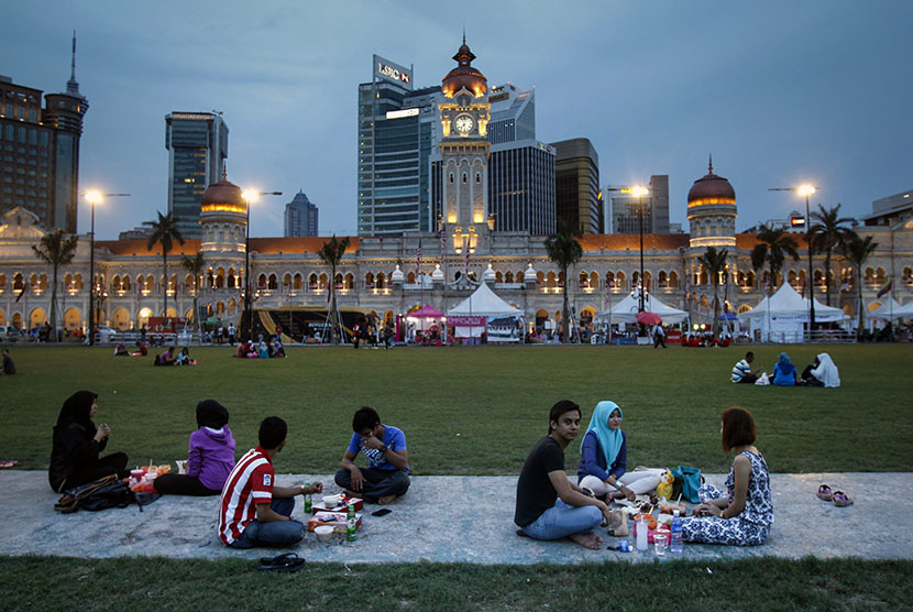 Warga berkumpul di sebuah taman di Kuala Lumpur, Malaysia.