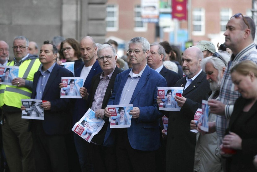 Warga berkumpul saat peringatan terbunuhnya wartawan Lyra McKee (29 tahun) di Dublin, Irlandia, Selasa (23/4).
