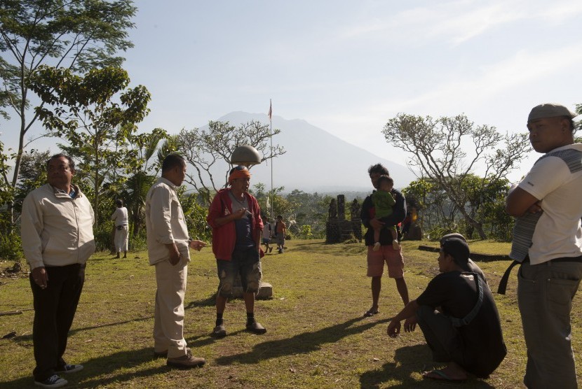 Warga berkumpul untuk mencari infromasi aktifitas Gunung Agung di Pos Pemantauan Desa Rendang, Karangasem, Bali, Selasa (19/9).