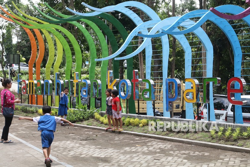 Warga berkunjung ke Taman Hutan Kota Pare usai diresmikan di Kediri, Jawa Timur, Senin (21/1/2019). 