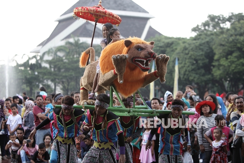 Warga berkunjung ke Taman Mini Indonesia Indah (TMII) , Jakarta Timur, Ahad (1/1).Republika/Rakhmawaty La'lang