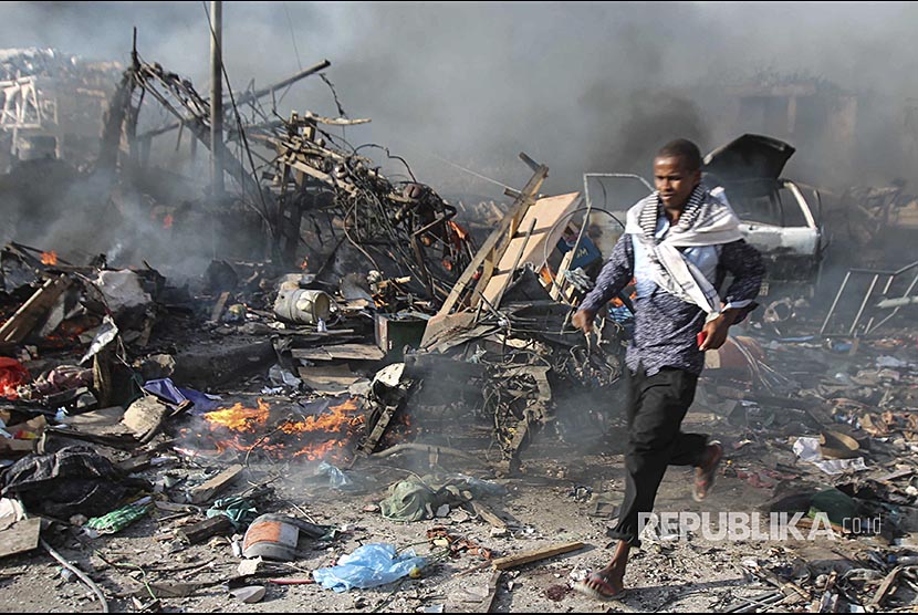 Warga berlari di lokasi ledakan bom di depan Safari Hotel, Mogadishu, Somalia, (14/10) waktu setempat