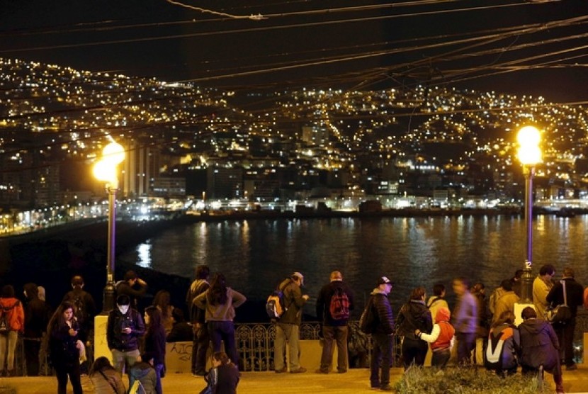 Warga berlari keluar rumah di Valparaiso City, Chile, setelah merasakan gempa sebesar 8,3 richter yang berpotensi tsunami.