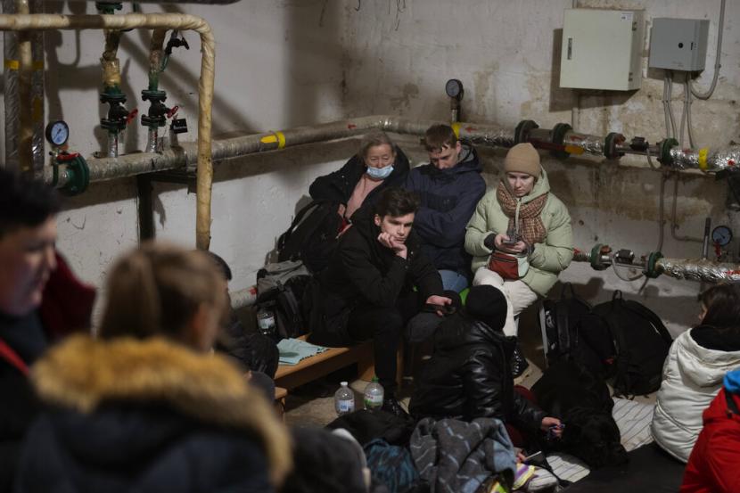 Warga berlindung di basement di tengah gempuran Rusia di Kyiv, Ukraina, Jumat (25/2/2022)