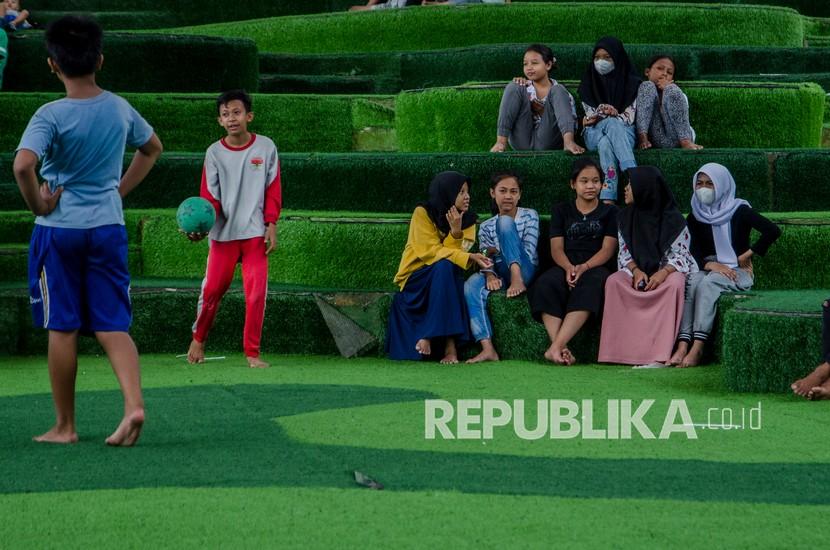 Warga bermain di fasilitas publik Taman Film, Bandung, Jawa Barat. Satgas Covid-19 Bandung menyatakan kasus aktif Covid-19 Bandung mengalami penurunan. 