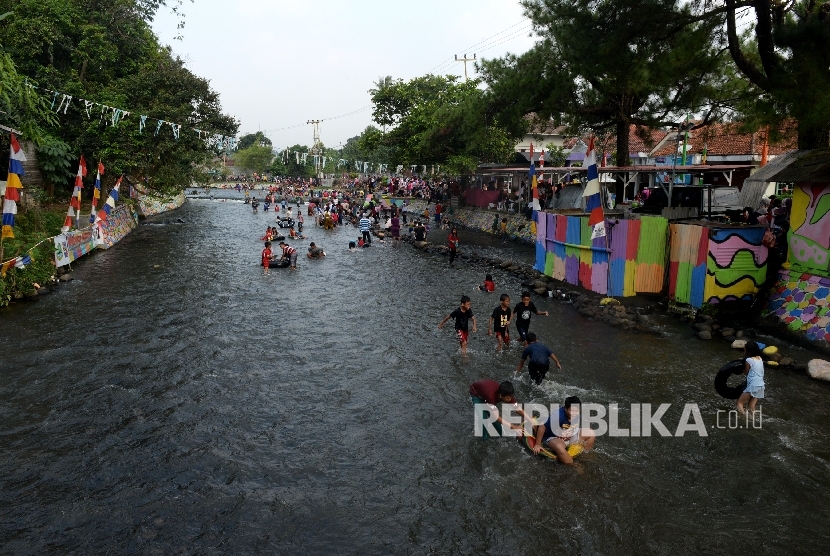  Warga bermain di Kampung Warna-Warni di Katulampa, Bogor Timur, Jawa Barat, Ahad (6/8). 