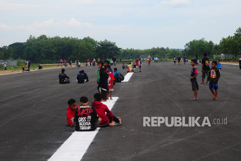Warga bermain di landasan pacu Bandara Ngloram, Cepu, Blora, Jawa Tengah