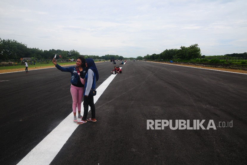 Warga bermain di landasan pacu Bandara Ngloram, Cepu, Blora, Jawa Tengah, Sabtu (11/1/2020).