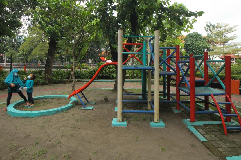 Warga bermain di Taman Prestasi Jalan Ketabang Kali, Surabaya, Jawa Timur, Sabtu (10/4/2021). 