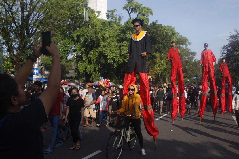 Warga berolahraga dan berekreasi saat kegiatan Hari Bebas Kendaraan Bermotor atau Car Free Day (CFD) di Solo, Jawa Tengah, Ahad (15/5/2022). Pemerintah Kota Solo mulai mengaktifkan kembali kegiatan CFD di Solo pada Minggu (15/5/2022) setelah vakum 2 tahun akibat pandemi COVID-19. 