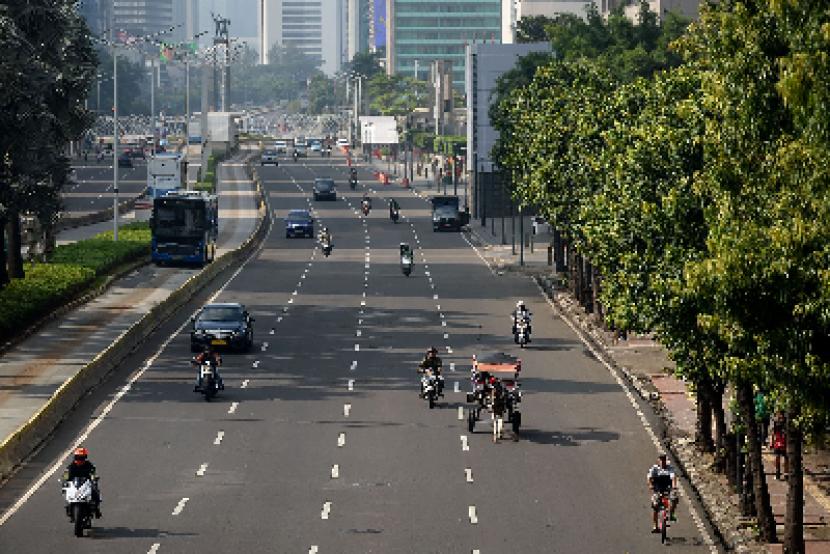 Warga berolahraga di jalan MH Thamrin di Jakarta, Ahad (15/3). 