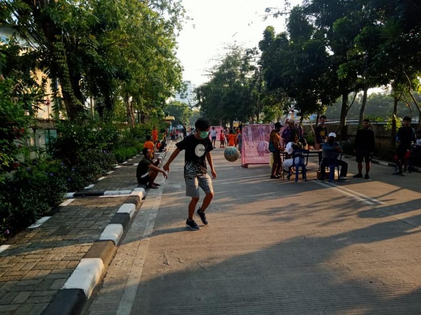 Warga berolahraga di kawasan khusus sepeda di Kecamatan Sawah Besar, Jakpus, Ahad (26/7).