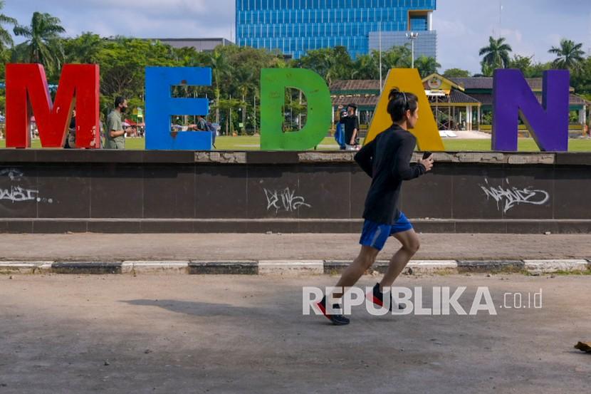 Warga berolahraga di kawasan Lapangan Merdeka Medan, Sumatera Utara, Selasa (19/10/2021). Pemerintah Kota Medan akan merevitalisasi Lapangan Merdeka Medan pada awal tahun 2022 untuk mengembalikan fungsi lapangan tersebut sebagai Ruang Terbuka Hijau (RTH). 