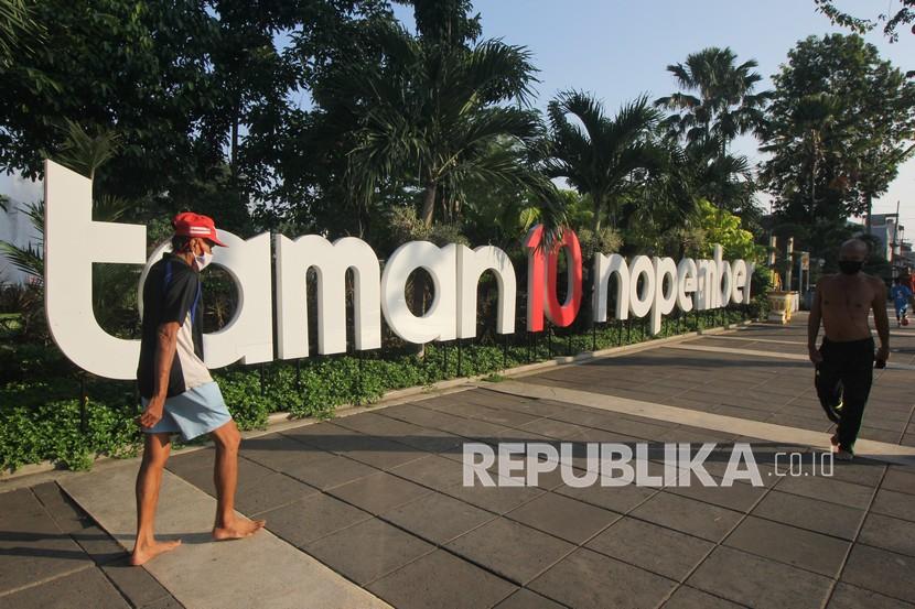 Warga berolahraga di luar Taman 10 Nopember di Surabaya, Jawa Timur, Kamis (1/7/2021). Pemkot Surabaya kembali menutup seluruh taman di Surabaya untuk mengantisipasi omicron.