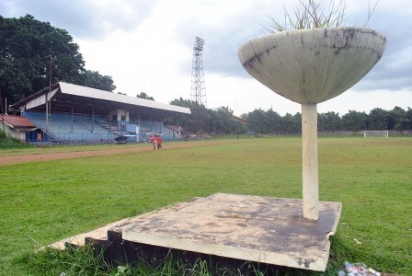 Warga berolahraga lapangan bola di Bogor.