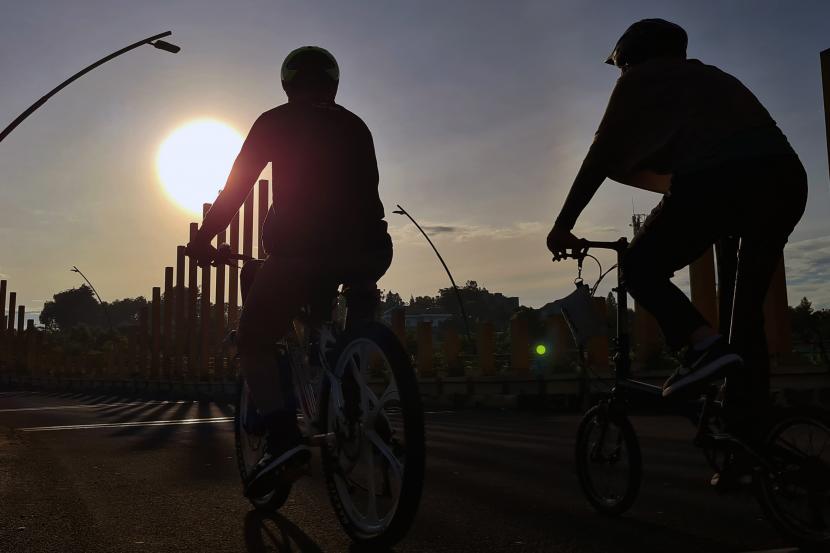 Warga berolahraga melintasi Jembatan South City di Tangerang Selatan, Banten, Sabtu (1/1/2022). Berolahraga tetap ada manfaatnya bagi kesehatan, meski berat badan mungkin tidak turun.
