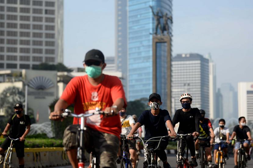 Warga berolahraga saat kegiatan Hari Bebas Kendaraan Bermotor (HBKB) di Kawasan Bundaran HI, Jakarta.