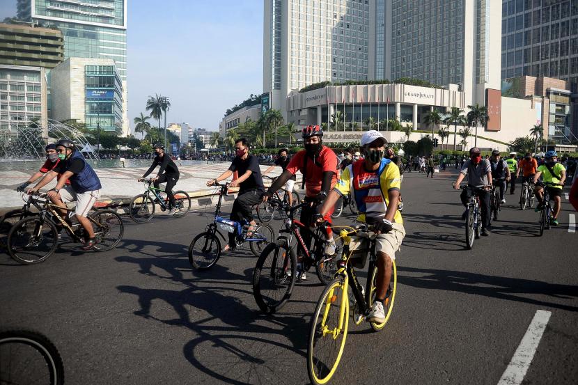 Warga berolahraga saat kegiatan Hari Bebas Kendaraan Bermotor (HBKB) di Kawasan Bundaran HI, Jakarta.