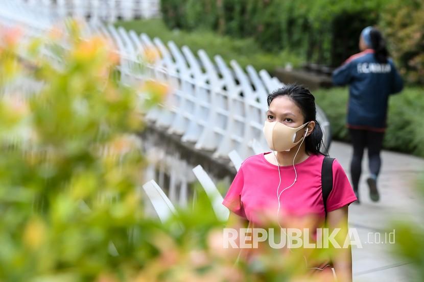 Warga berolahraga saat pemberlakukan PSBB di Jakarta, Rabu (15/4). Menjaga kesehatan dan tidak merokok sangat membantu di tengah pandemi corona.