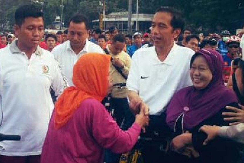 warga bersalaman dengan Presiden Joko Widodo di CFD