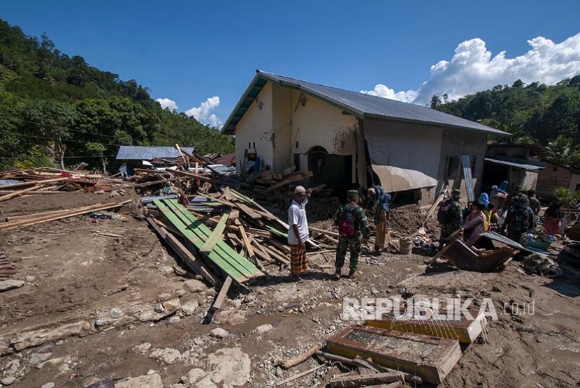 Warga bersama anggota TNI mengevakuasi barang-barang yang masih bisa diselamatkan pascabanjir bandang di Desa Namo, Kecamatan Kulawi, Kabupaten Sigi, Sulawesi Tengah, Rabu (14/8)