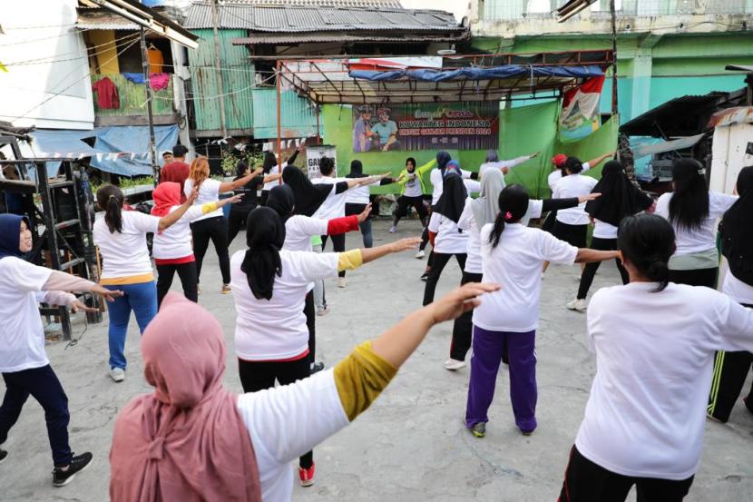 Warga bersama mengikuti senam sehat di Kota Bambu, Palmerah, Jakarta Barat, DKI Jakarta, seperti dinukil pada Sabtu (30/9/2023). 