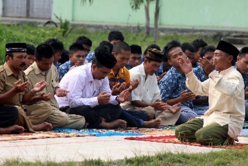 Warga bersama pelajar melaksanakan shalat dan doa minta hujan (Istisqo)