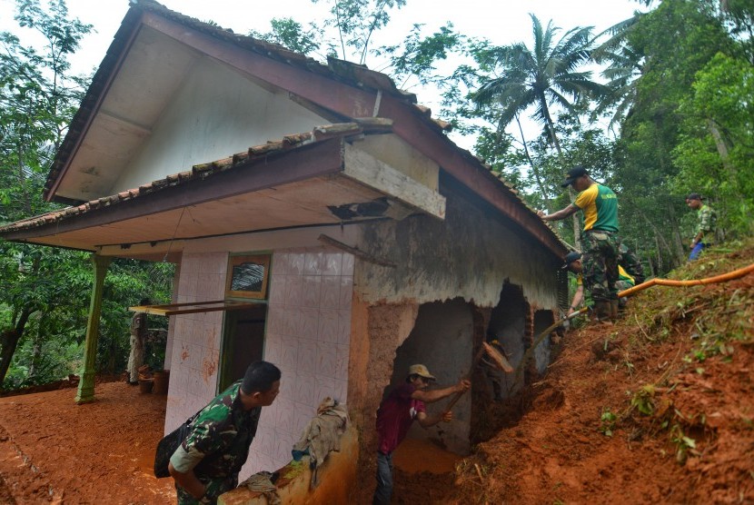 Rumah warga yang tertimbun tanah longsor (ilustrasi)