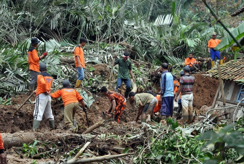 Warga bersama relawan bergotong royong membuat saluran air di lokasi bencana longsor dan tanah bergerak di Desa Clapar, Madukara, Banjarnegara, Jateng, Kamis (31/3).