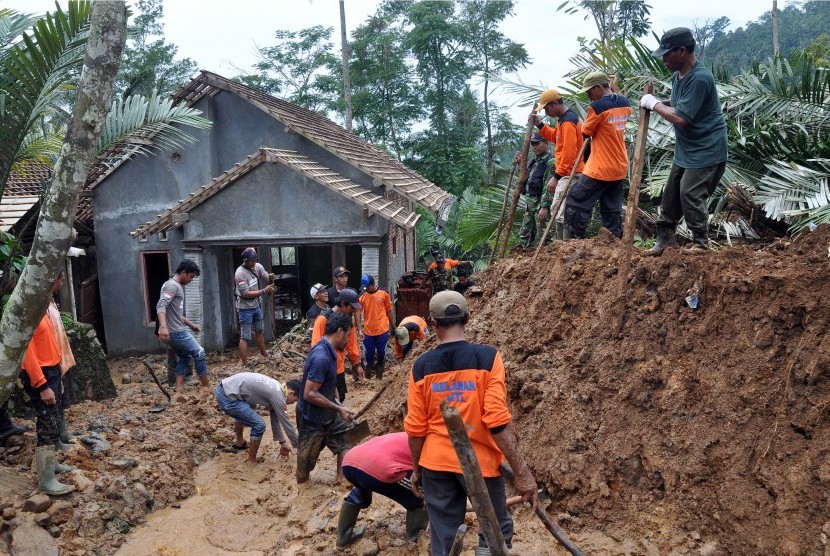 Warga bersama relawan bergotong royong membuat saluran air di lokasi bencana longsor dan tanah bergerak di Banjarnegara, Jateng.