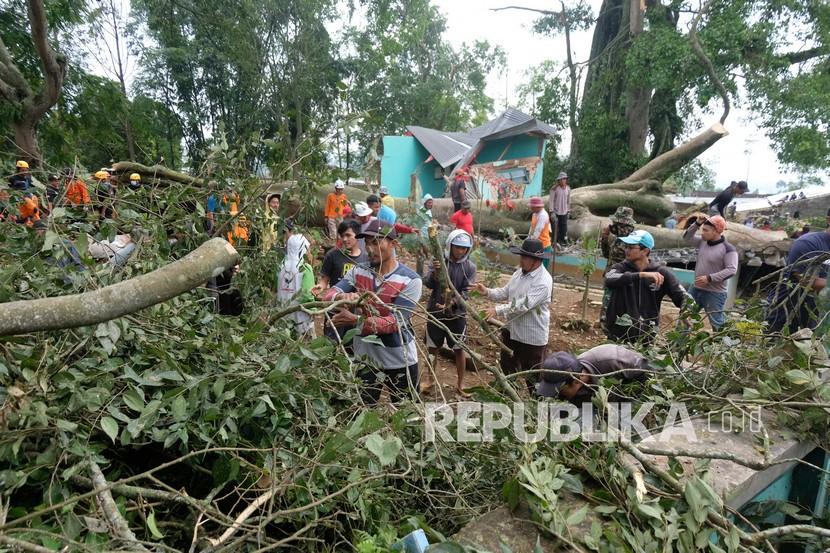 Sebanyak 23 rumah di Bangka rusak akibat diterjang angin puting beliung.