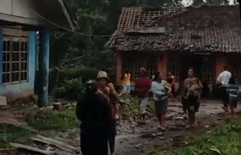 Warga bersama relawan membersihkan reruntuhan dampak kerusakan atap rumah warga akibat bencana angin piting beliung di wilayah Kecamatan Getasan, Kabupaten Semarang, Rabu (9/3).