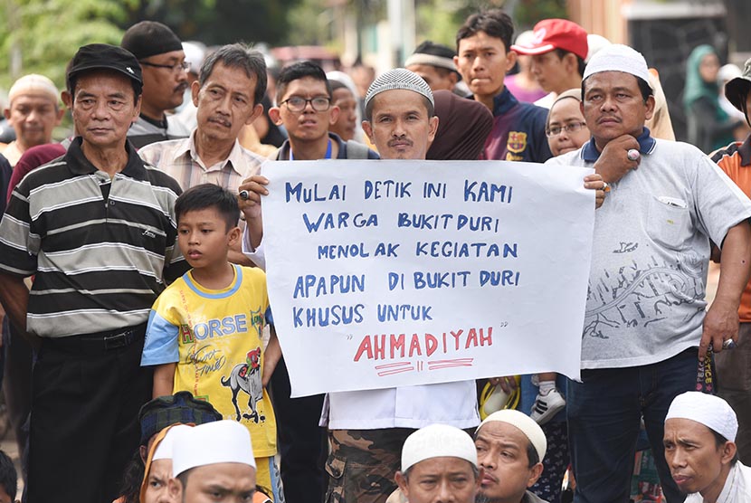  Warga bersama sejumlah Ormas melakukan aksi menolak keberadaan ajaran Ahmadiyah di lingkungan Bukit Duri, Tebet, Jakarta, Ahad (14/6). (Antara/Akbar Nugroho Gumay)