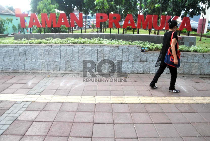 Warga bersantai di Taman Pramuka, Jakarta, Jumat (15/8). (Republika/ Wihdan).