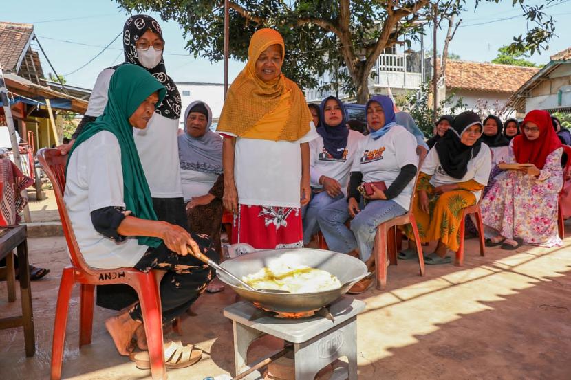 Warga bersemangat mengikuti Pelatihan Pembuatan Keripik Pisang yang lokasinya di Dusun Warung Nangka Desa Ciasem Tengah Kecamatan Ciasem, Kabupaten Subang. 
