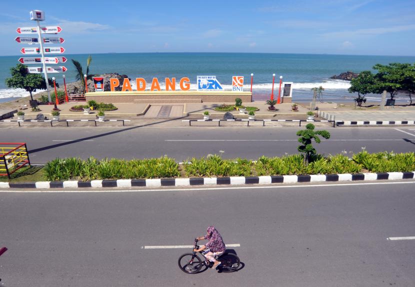 Objek wisata Pantai Padang, Sumatera Barat.